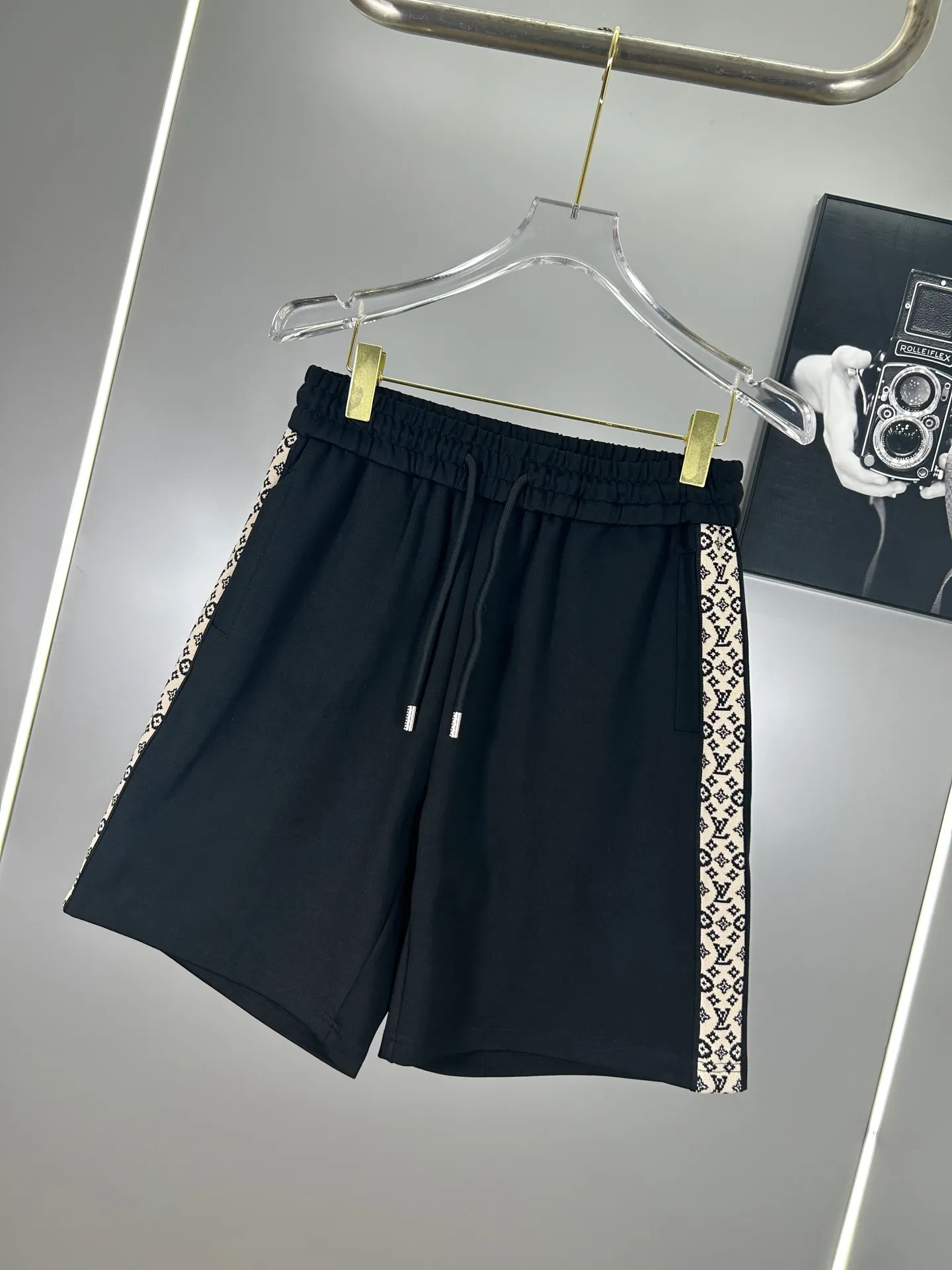 🅿️240 (high-end original specification version) Louis Vuitton LV 2025ss trade channel goods. Ribbon casual sports shorts. An irresistible classic style with a casual and fashionable touch. Simplified proportional tailoring creates a casual and versatile fit. The customer-supplied high-density 400g fabric is different from traditional knitted cotton fabrics. It feels soft and delicate, has a better texture, is comfortable and skin-friendly, anti-wrinkle and breathable. Modern classic urban benchmark with a new image. The drawstring waist design highlights the charm of sports and leisure. It shows the youthful and exuberant expression. Lazy and sexy... Size: S--XXL